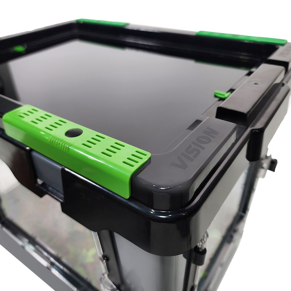 close up view of the functional lid of the visionarium reptile enclosure